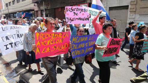  _475_https://www.helpage.org/silo/images/ada-campaigners-in-paraguay_491x276.jpg