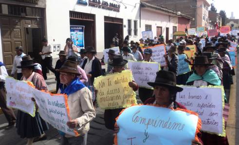  _303_https://www.helpage.org/silo/images/ada-campaigners-in-peru_491x298.jpg