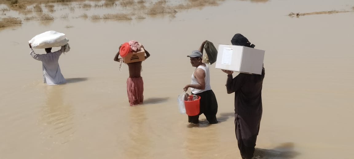  _801_https://www.helpage.org/silo/images/cdf-delivering-helpage-aid-wading-through-water-1_1152x520.jpg