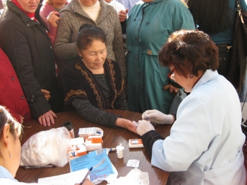  _941_https://www.helpage.org/silo/images/diabetes-testing-kyrgyzstan-world-diabetes-day-2010_491x368.jpg