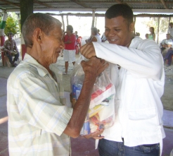  _347_https://www.helpage.org/silo/images/distribution-for-colombia-floods_246x221.jpg