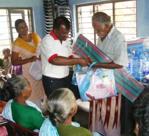  _508_https://www.helpage.org/silo/images/distribution-for-sri-lanka-floods_491x447.jpg