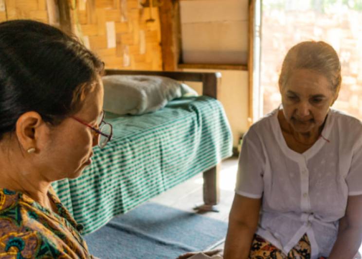  _417_https://www.helpage.org/silo/images/doctor-helping-woman_744x533.jpg