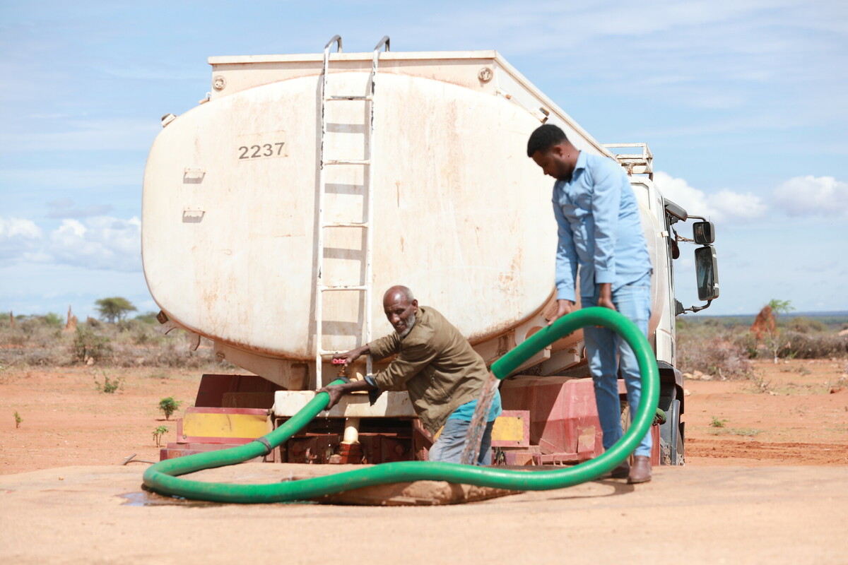 _37_https://www.helpage.org/silo/images/east-africa-crisiswater-problems_1200x800.jpg