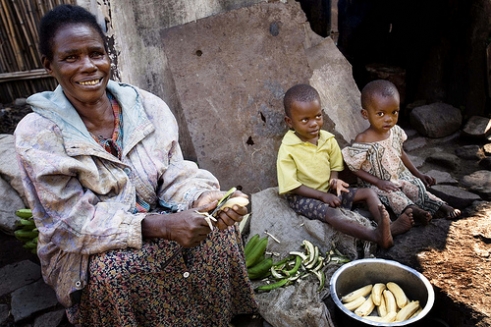  _279_https://www.helpage.org/silo/images/eliza-makes-dinner_491x327.jpg