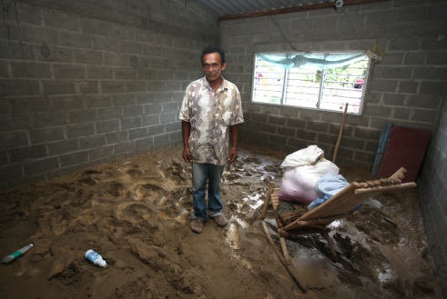  _808_https://www.helpage.org/silo/images/eulogio-from-colombia-in-flooded-house_491x329.jpg