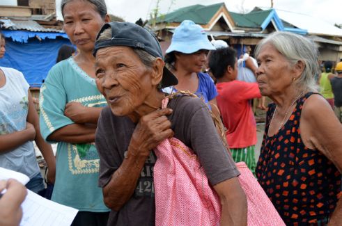  _754_https://www.helpage.org/silo/images/haiyan-distribution-3-months-on_491x325.jpg