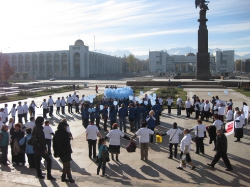  _346_https://www.helpage.org/silo/images/helpage-in-bishkek-kyrgyzstan-for-world-diabetes-day-2010_491x368.jpg