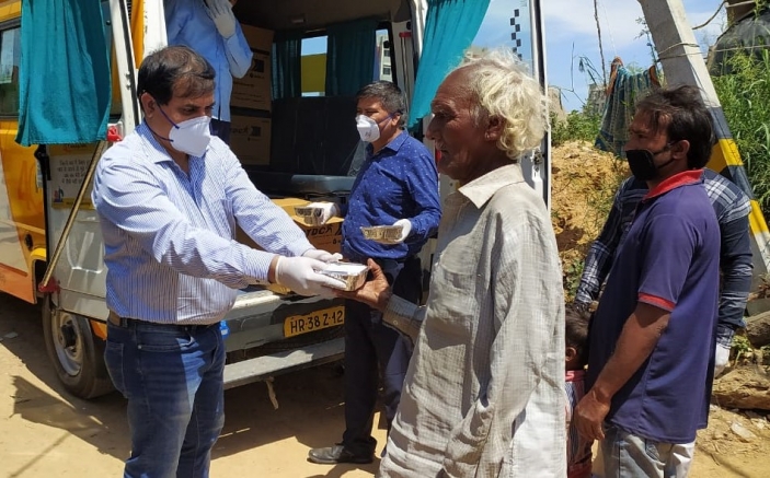  _357_https://www.helpage.org/silo/images/helpage-india-volunteers-distribute-food-packets-to-impoverished-older-people_703x437.jpg