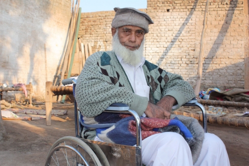  _724_https://www.helpage.org/silo/images/man-in-helpage-wheelchair-pakistan_491x327.jpg