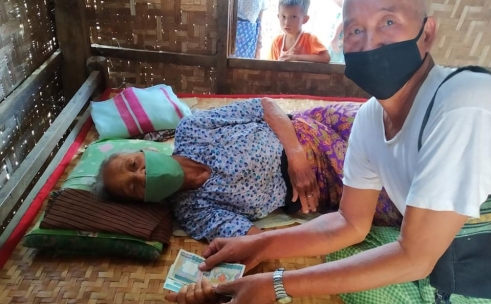  _960_https://www.helpage.org/silo/images/myanmarolder-woman-from-myingyan-receiving-cash-support-via-ishg-member_491x304.jpg