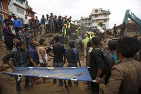  _913_https://www.helpage.org/silo/images/nepal-earthquake-rescuers-news-story_491x327.jpg