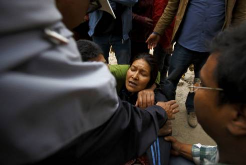  _70_https://www.helpage.org/silo/images/nepal-earthquake-woman-crying-news-story_491x329.jpg