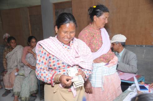  _882_https://www.helpage.org/silo/images/nepal-earthquake-woman-with-cash-transfer-for-newsstory_491x325.jpg
