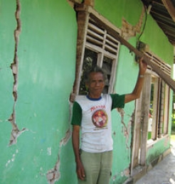  _330_https://www.helpage.org/silo/images/older-man-after-indonesia-earthquake_246x259.jpg