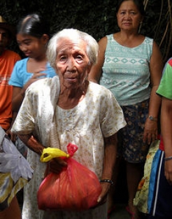  _834_https://www.helpage.org/silo/images/older-woman-after-typhoon-ketsana_246x313.jpg