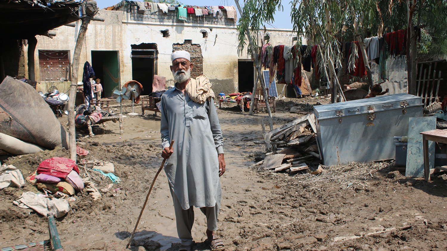  _630_https://www.helpage.org/silo/images/pakistan-floods-2022saeed-ur-rehmancase-study_1500x842.jpg