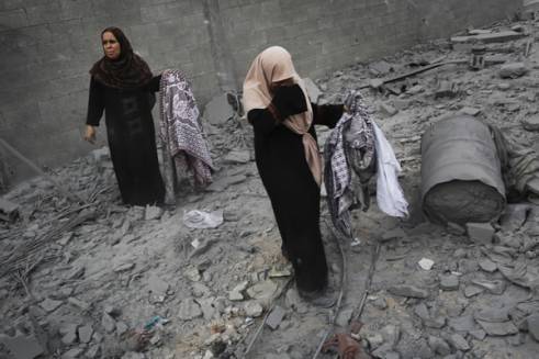  _876_https://www.helpage.org/silo/images/palestinian-women-gather-belongings-from-the-rubble-of-a-building-in-the-northern-gaza-strip_491x327.jpg