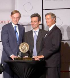  _257_https://www.helpage.org/silo/images/richard-blewitt-helpage-ceo-receives-the-hilton-humanitarian-prize-_246x273.jpg