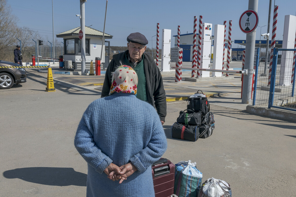  _545_https://www.helpage.org/silo/images/ukrainian-refugees-in-moldova-palanca-2-older-people_1200x800.jpg