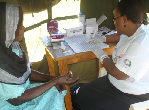  _770_https://www.helpage.org/silo/images/woman-at-hiv-test-in-tanzania_491x365.jpg