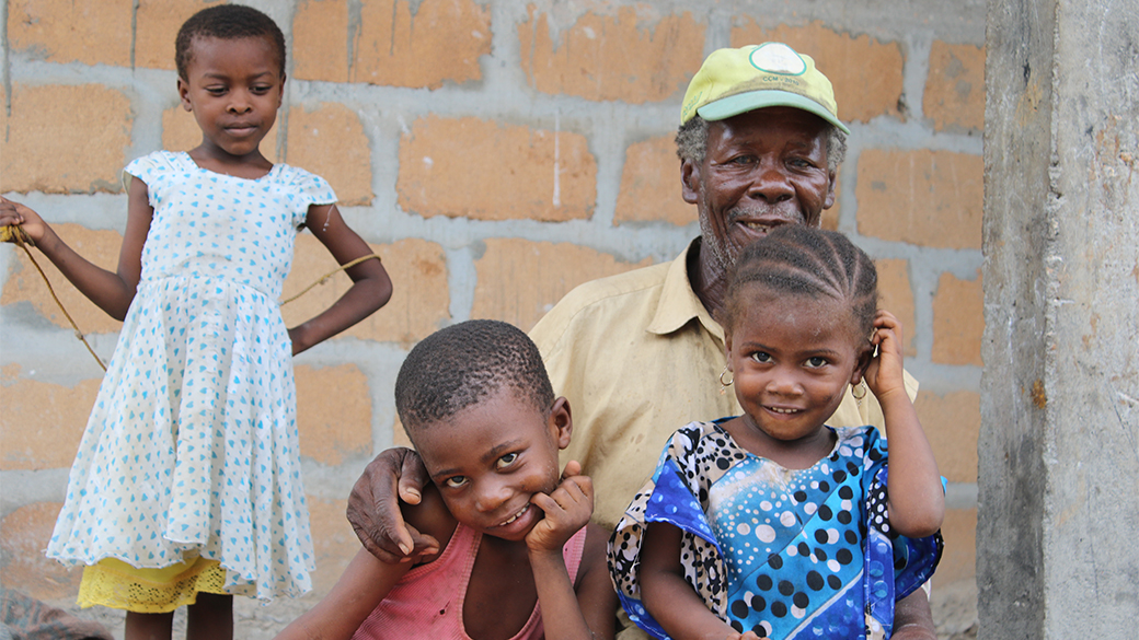  _217_https://www.helpage.org/silo/images/zanzibar--tanzania--man-with-children_1040x585.jpg