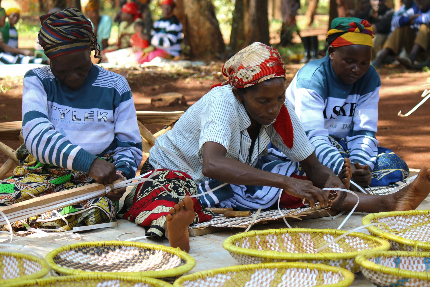  _467_https://www.helpage.org/silo/images/burundi-basket-makers-in-the-refugee-camps-in-tanzania_1500x1000.jpg