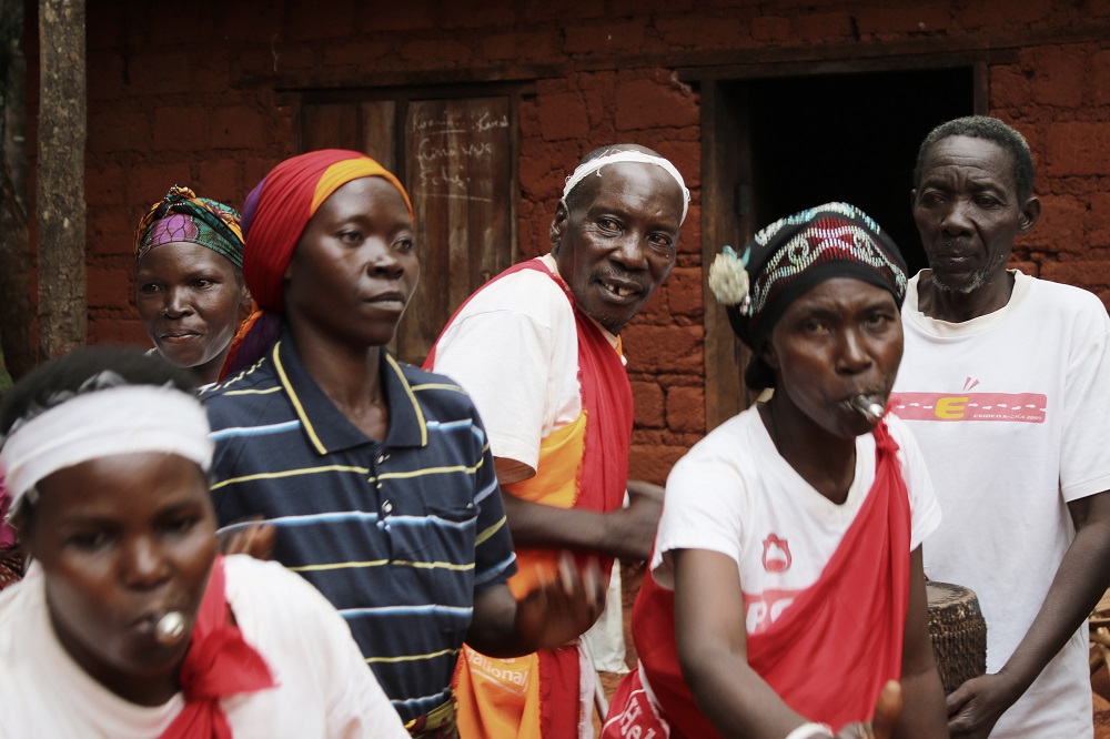  _664_https://www.helpage.org/silo/images/burundi-refugee-dancing-in-tanzania-camp_1000x666.jpg