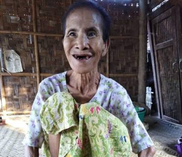  _437_https://www.helpage.org/silo/images/daw-toe-ma-78-years-old-myanmar-_372x320.jpg