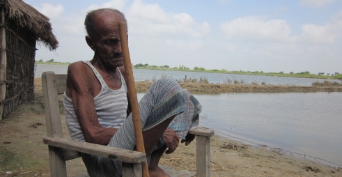  _38_https://www.helpage.org/silo/images/dilshad-89-had-his-home-destroyed-in-a-flood-in-pakistan_491x254.jpg