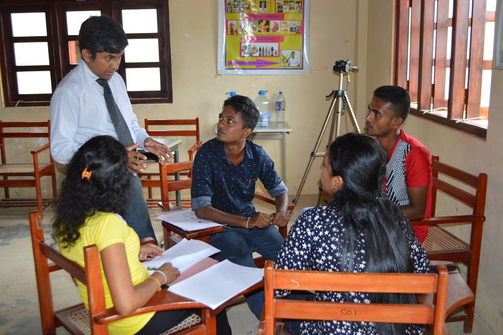  _870_https://www.helpage.org/silo/images/elder-care-assistant-class-in-sri-lanka_1024x681.jpg