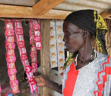 _268_https://www.helpage.org/silo/images/elisabeth-nyachoat-korgan-63-years-old-ngunyyiel-refugee-camp--_372x320.jpg