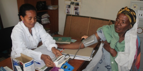  _752_https://www.helpage.org/silo/images/entenesh-has-her-blood-pressure-checked-in-ethiopia_491x246.jpg