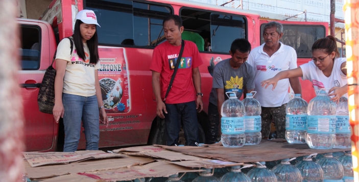 _265_https://www.helpage.org/silo/images/helpage-water-distribution-in-the-immediate-aftermath-of-typhoon-haiyan_703x356.jpg