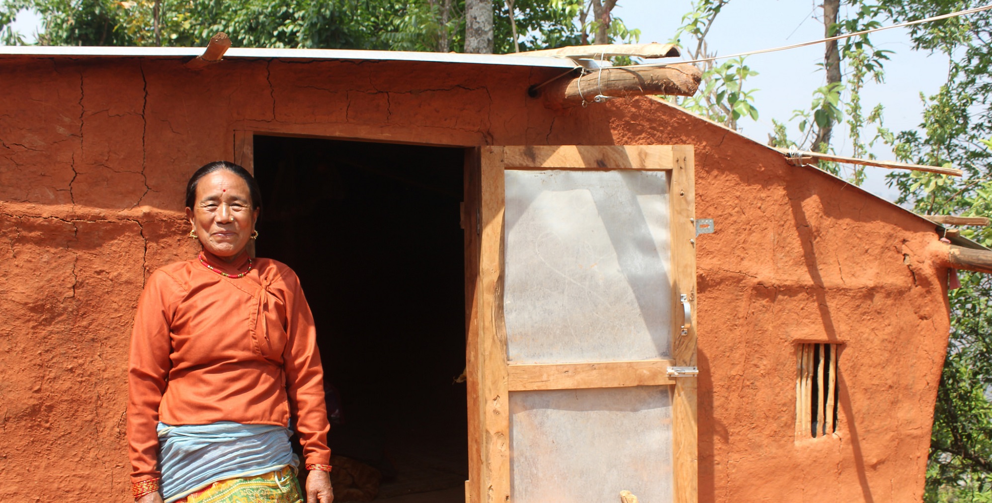  _387_https://www.helpage.org/silo/images/kanchi-in-front-of-her-home_1996x1012.jpg