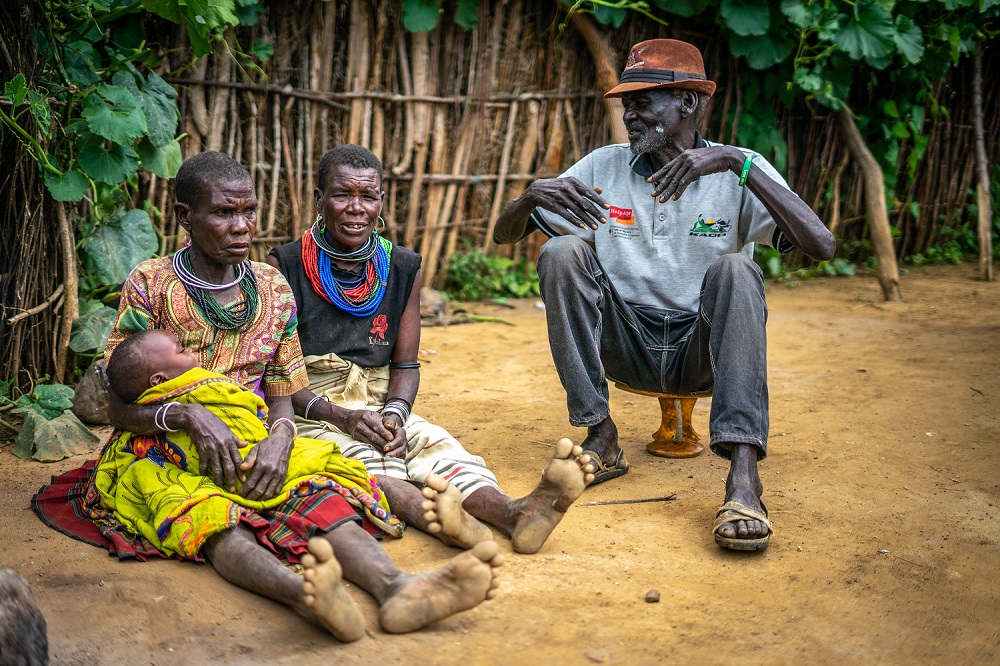  _606_https://www.helpage.org/silo/images/loru-max-speaks-with-local-villagers-as-part-of-his-ocm-work_1000x666.jpg