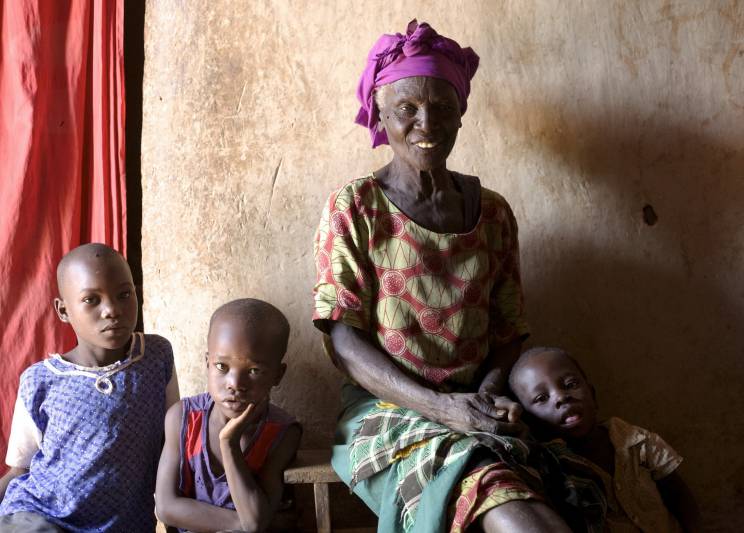  _845_https://www.helpage.org/silo/images/mama-brigita-cares-for-eight-orphaned-grandchildren-in-nairobi-kenya_744x533.jpg