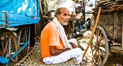  _527_https://www.helpage.org/silo/images/old-man-in-market-2_491x265.jpg