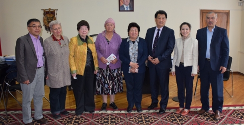  _239_https://www.helpage.org/silo/images/older-activists-and-helpage-staff-with-kyrgyzstan-minister-of-health_491x251.jpg