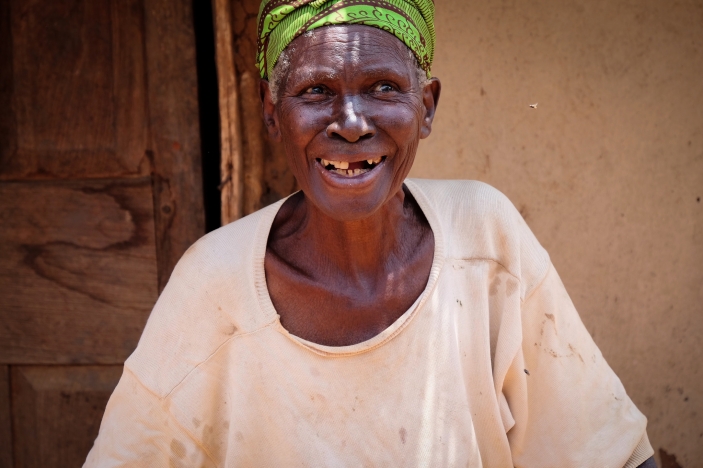  _735_https://www.helpage.org/silo/images/older-woman-in-malawi_703x468.jpg