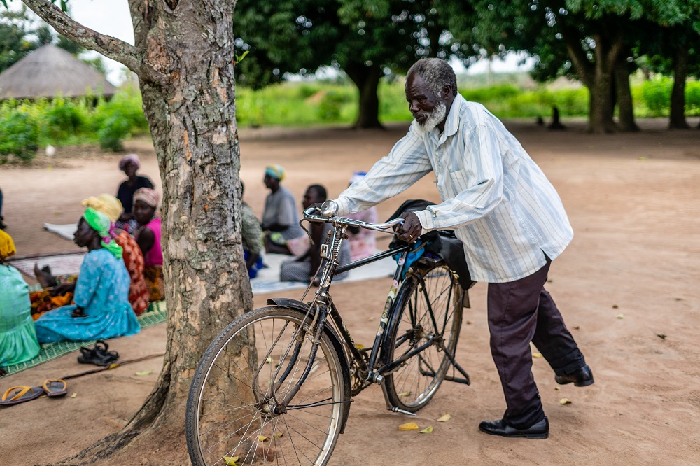  _285_https://www.helpage.org/silo/images/oto-augustino-dismounts-his-bike-as-he-arrives-at-ocm-meeting_1000x666.jpg