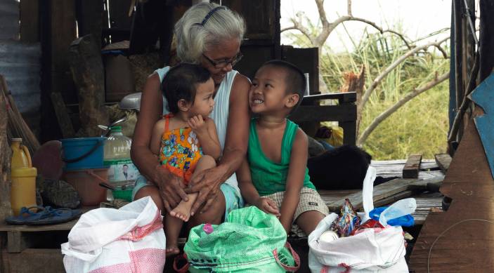 _774_https://www.helpage.org/silo/images/philippines-emergencies-responsive_703x389.jpg