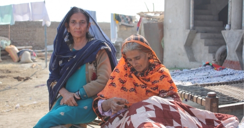  _790_https://www.helpage.org/silo/images/sakina-and-mukhtiar-pakistan-floods_491x258.jpg