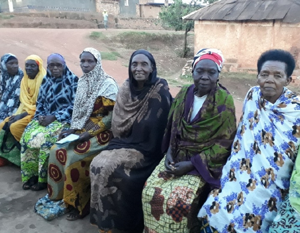  _31_https://www.helpage.org/silo/images/zainabu-with-older-women-rwanda_1000x778.jpg